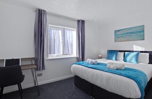 Aylesbury Apartment | Stylish Cosy 2-Bed flat, fast Wi-Fi, Sky Sports, Sky Cinema & Netflix plus 2 free Parking bays