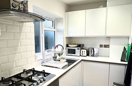 Edgware Apartment | Stylish Cosy Flat in London