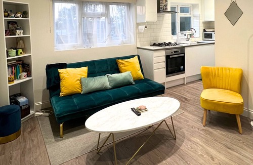 Edgware Apartment | Stylish Cosy Flat in London