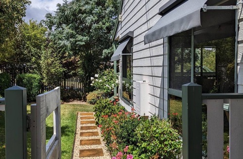 Buninyong Cottage | Stylish cottage in central Buninyong