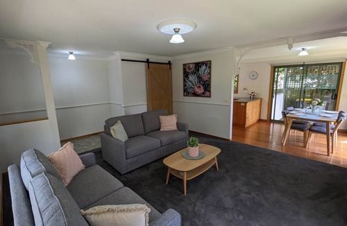 Buninyong Cottage | Stylish cottage in central Buninyong