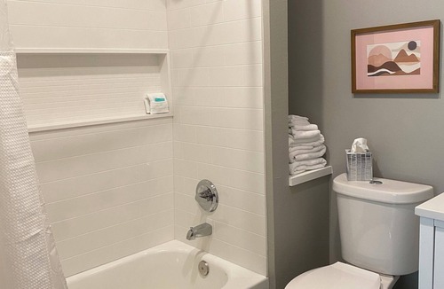 Mount Vernon Cottage | Stylish Cottage located in downtown Mount Vernon!