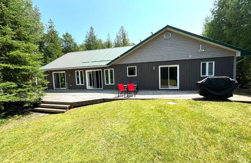 Lion's Head House | Stylish cottage near Lake Huron with Hot Tub