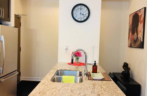 Downtown Mississauga Condo | Stylish Cozy 1bedroom Condo in Square one Centre