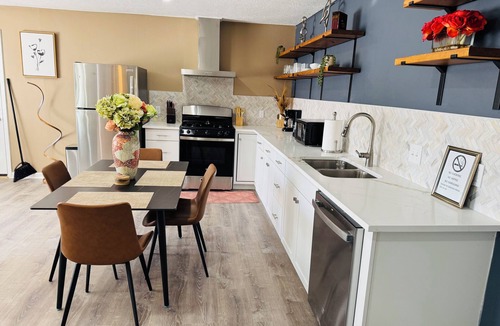 Stafford House | Stylish Cozy 2-bedroom Duplex in enjoyable Stafford with WiFi, AC, Smart TVs