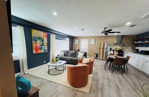 Stafford House | Stylish Cozy 2-bedroom Duplex in enjoyable Stafford with WiFi, AC, Smart TVs