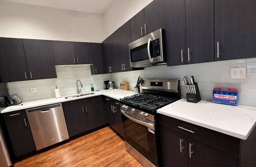 Near South Side Apartment | Stylish Cozy 3BR Smoking Friendly Unit Near McCormick Place & Museum Campus