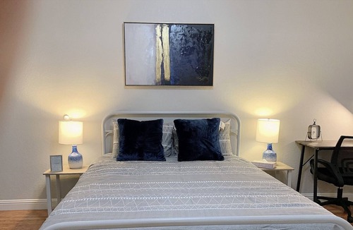 East San Jose House | Stylish & Cozy ~ 5★ Location ~ Lush Backyard ~ Pkg