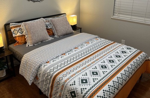 East San Jose House | Stylish & Cozy ~ 5★ Location ~ Lush Backyard ~ Pkg