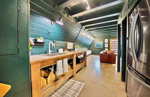 Gun Barrel City Cabin | Stylish, cozy A-Frame house just 1 block from Cedar Creek Lake.