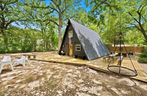 Gun Barrel City Cabin | Stylish, cozy A-Frame house just 1 block from Cedar Creek Lake.