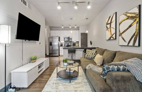 Chestnut Apartment | Stylish & Cozy Austin 1BR | Pool Access, Gym, Free Wi-Fi & Parking