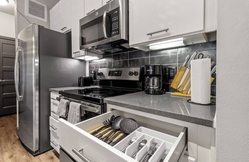 Chestnut Apartment | Stylish & Cozy Austin 1BR | Pool Access, Gym, Free Wi-Fi & Parking