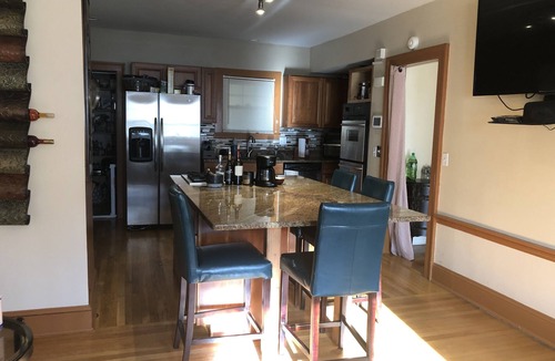 Hartford House | Stylish & Cozy Fully Equipped Home