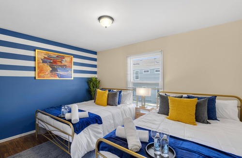 Downers Grove House | Stylish Cozy Getaway With Fireplace! + Foosball - Downers Grove