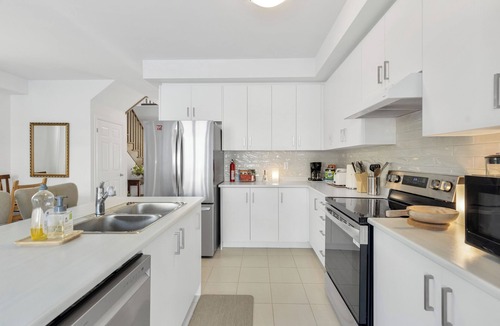 Thorold House | Stylish Cozy Modern Home in Central Niagara
