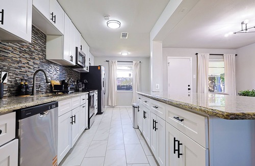 Farmers Branch House | Stylish Dallas Retreat - Sleeps 14 - Game Room + Prime Location near Galleria