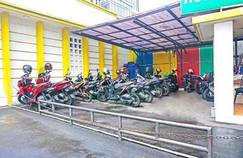 East Jakarta House | Stylish DBL Suite Escape W/Free WiFi and Parking