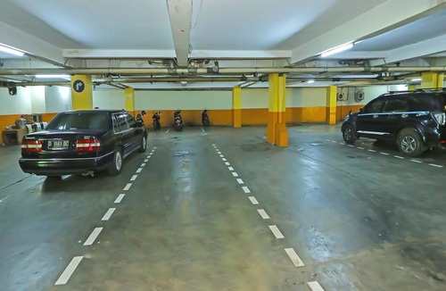 Jakarta House | Stylish DBL Suite Escape W/Free WiFi and Parking