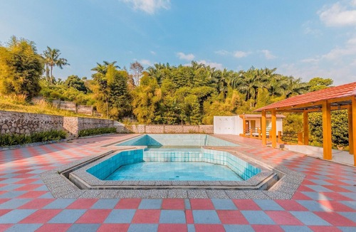 Megamendung House | Stylish DBL Suite Escape W/Free WiFi and Parking