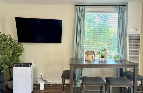 Renton House | Stylish Deluxe Kitchen/King Bed/Laundry/Free Parking