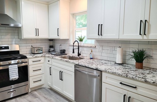 Dallas House | Stylish design,king bed, fast WiFi. Safe, tranquil, minutes from central Dallas.