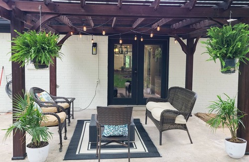 Dallas House | Stylish design,king bed, fast WiFi. Safe, tranquil, minutes from central Dallas.
