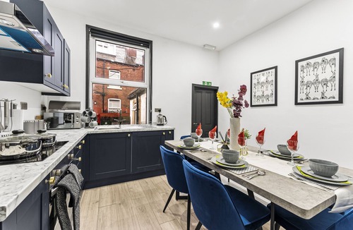 Leeds House | Stylish Designer 4 bed with Free Parking