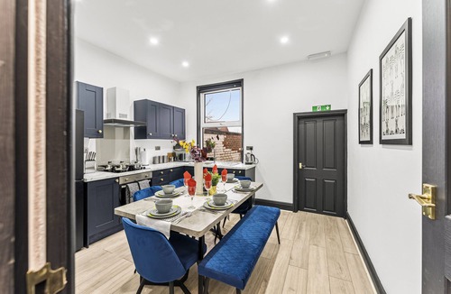 Leeds House | Stylish Designer 4 bed with Free Parking