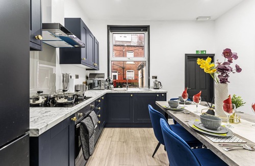 Leeds House | Stylish Designer 4 bed with Free Parking