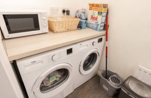 Greasby House | Stylish Detached Upton Home | Sleeps 8 | Parking