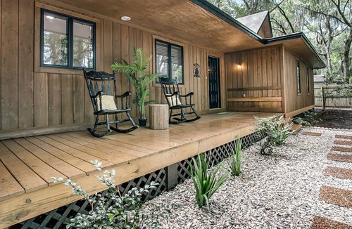 Amelia City House | Stylish, dog & snowbird-friendly home with a washer/dryer, firepit, deck, AC