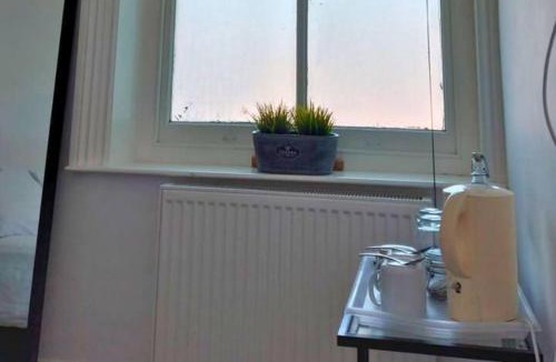 Preston House | Stylish Double Room in City Centre - Shared Bathroom - Parking