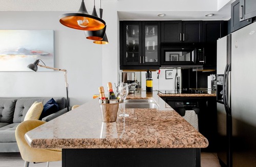 Toronto Entertainment District Apartment | Stylish downtown apartment with private patio and parking