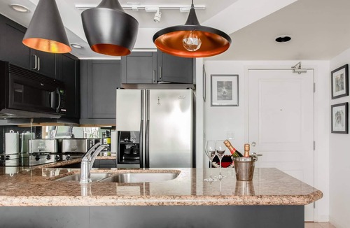 Toronto Entertainment District Apartment | Stylish downtown apartment with private patio and parking