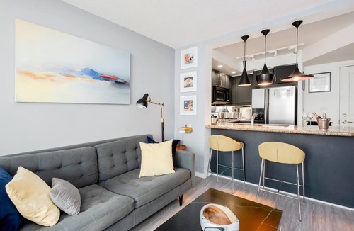 Toronto Entertainment District Apartment | Stylish downtown apartment with private patio and parking