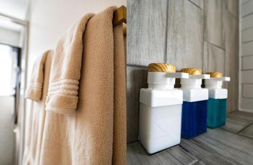Peak's Suburban Addition Apartment | Stylish Downtown Apt - Workspace - Games - Parking