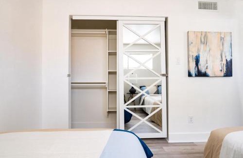 Peak's Suburban Addition Apartment | Stylish Downtown Apt - Workspace - Games - Parking