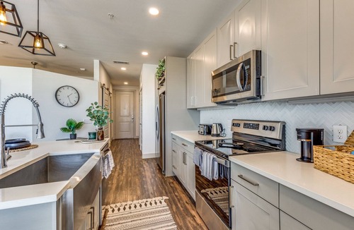 Fort Worth Apartment | Stylish Downtown Fort Worth Studio with Balcony Views Just For You