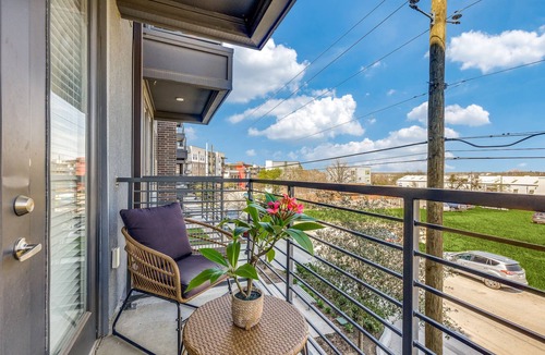 Fort Worth Apartment | Stylish Downtown Fort Worth Studio with Balcony Views Just For You