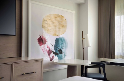 White Plains Hotel | Stylish Downtown Getaway – Spacious & Serene | 3 Units