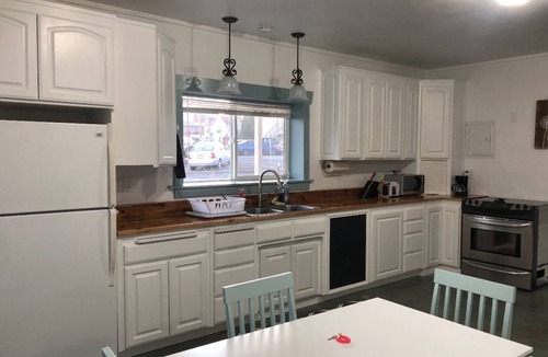 Yreka House | Stylish Downtown Hidden Gem (Studio)