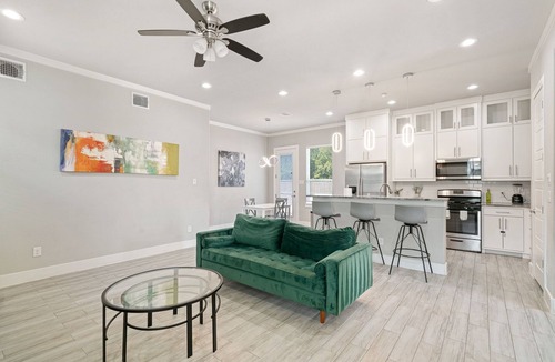 West Dallas House | Stylish Downtown Home with Massive Backyard