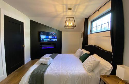 Ruthven House | Stylish Downtown Kingsville Getaway with Putting Green, Firepit & Games