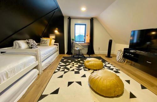 Ruthven House | Stylish Downtown Kingsville Getaway with Putting Green, Firepit & Games