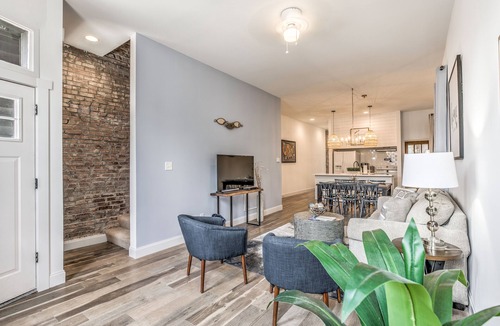 The Gate House | Stylish downtown retreat | JZ Vacation Rentals