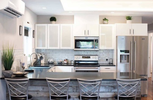 Geneva House | Stylish Downtown Solar Home w/Hot Tub & Billiards