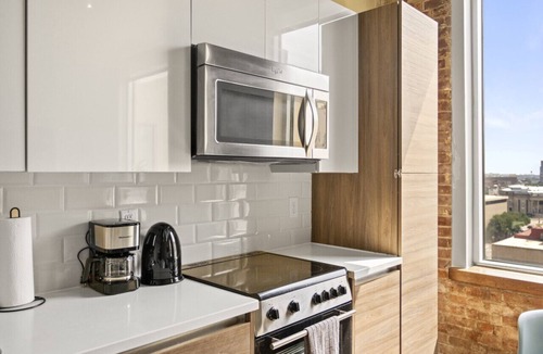 Downtown Dallas Apartment | Stylish Downtown Stay | Pool, Gym, Valet Parking