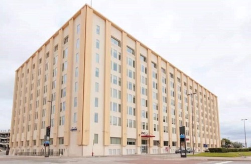 Downtown Dallas Apartment | Stylish Downtown Stay | Pool, Gym, Valet Parking