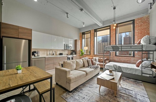 Downtown Dallas Apartment | Stylish Downtown Stay | Pool, Gym, Valet Parking